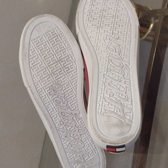 🛑SOLD🛑 Red and White Tommy Hilfiger Sneakers - Picture 8 of 10